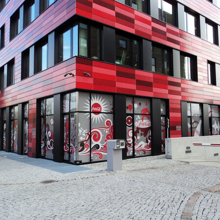 Glasdekorbeschriftung im Coca-Cola Headquater in Berlin, Werbetechnik Berlin, Fensterbeschriftung