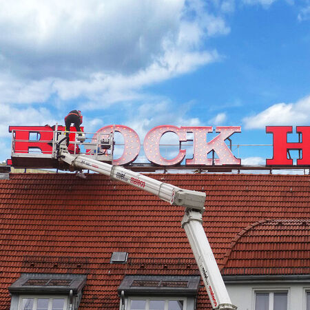 Aussenwerbung für das Block House - Steakhouse in Berlin - LED Buchstaben / Profilbuchstaben von Behrendt Werbetechnik aus Berlin