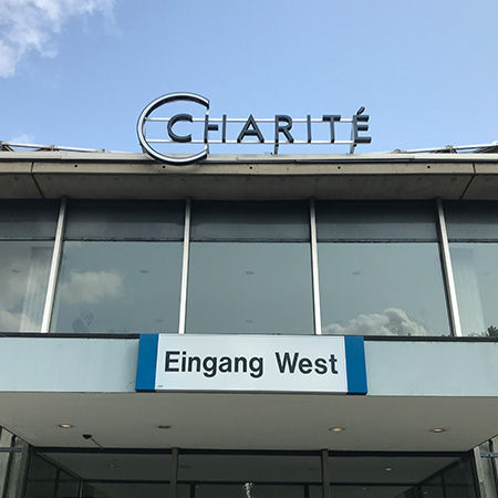 Charite Berlin, Steglitz - Profilbuchstaben, Außenwerbung von Behrendt Werbetechnik GmbH