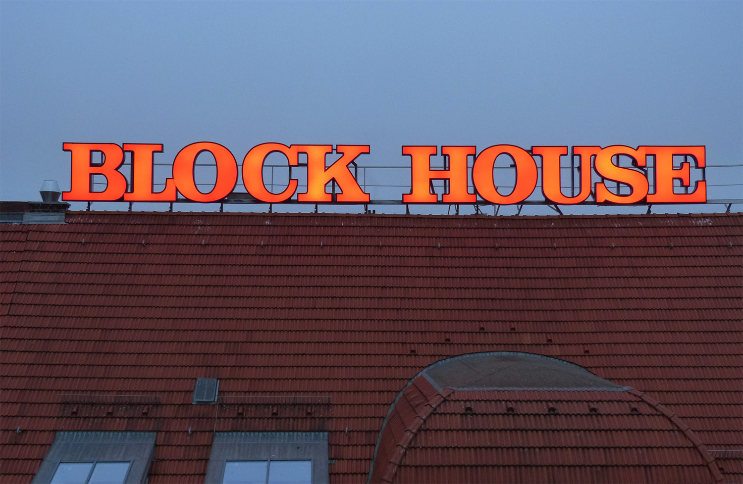 LED-Schriftzung von Block House, Nachtansicht, Leuchtbuchstaben aus Berlin
